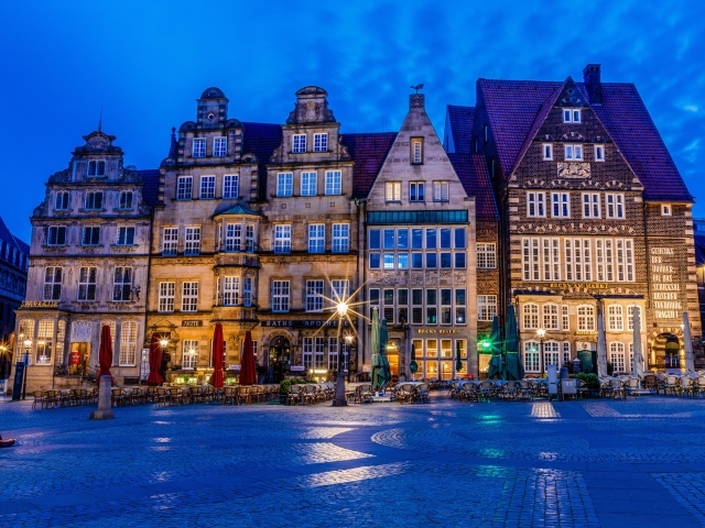 Большое здание ночью в городе Бремен 