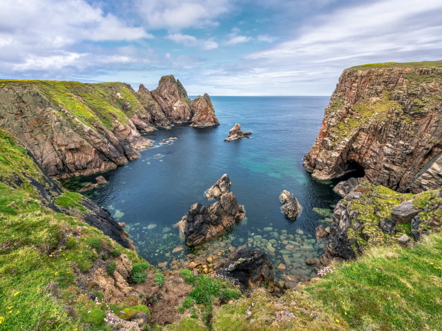 Скалы в заливе на острове Тори, Ирландия