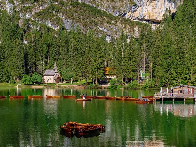 Красивый вид на озеро и покрытые зеленью горы, Италия