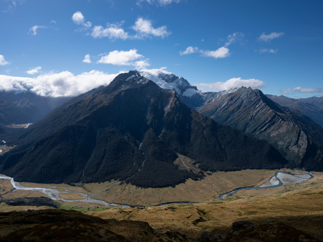 Вид на горы под голубым  небом, Новая Зеландия
