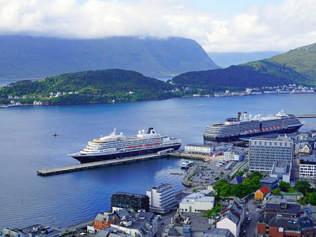 Большие круизные лайнеры стоят на берегу, Норвегия