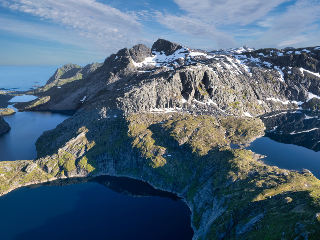 Горы  Лофотенских островов под голубым небом, Норвегия