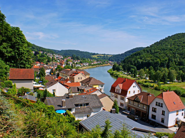 Дома у реки в городе Неккарштайнах, Германия