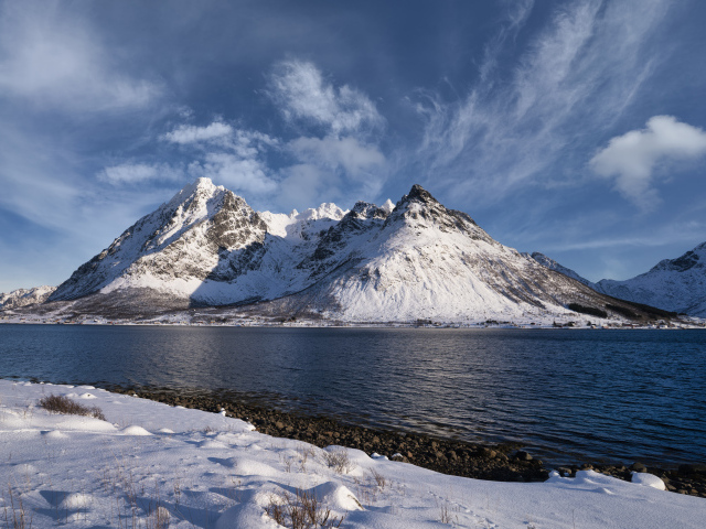 Покрытые снегом горы у озера, Норвегия