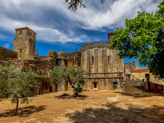 Старинный замок летом, Португалия
