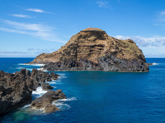 Скала в море на острове Мадейра, Португалия