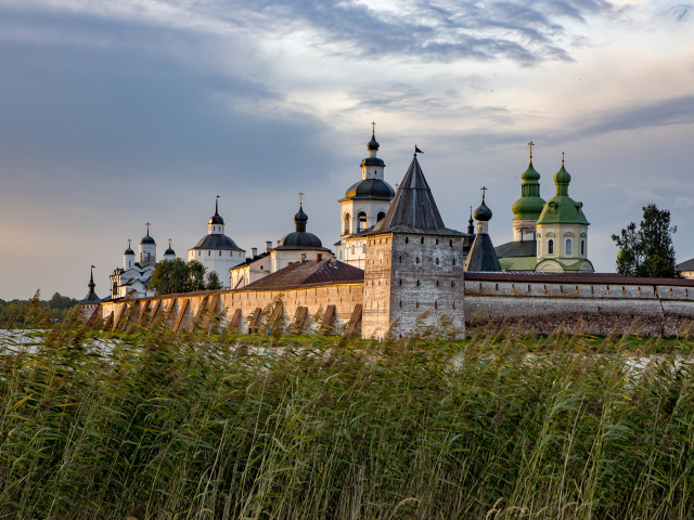 Кирилло-Белозерский монастырь  у реки, Россия