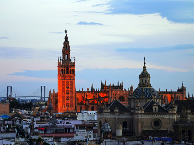 Вид на башню старинного собора в городе Севилья, Испания