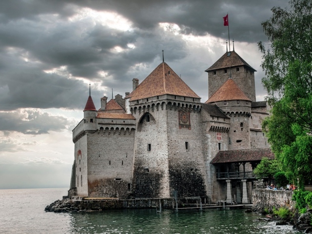 Старый Шильонский замок у воды, Швейцария