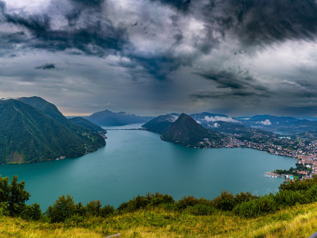 Грозовые тучи над озером в горах, Швейцария