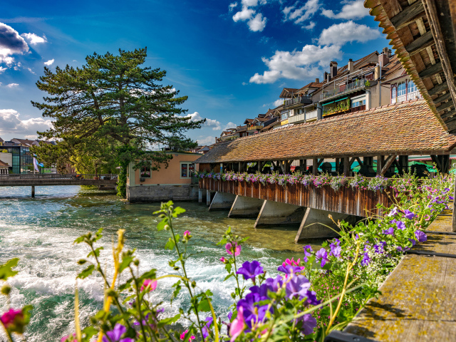 Деревянный мост с цветами через реку, Швейцария