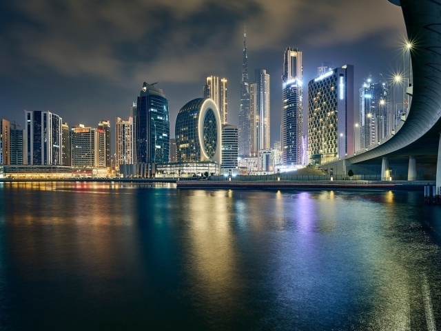 Ночные небоскребы отражаются в воде, Дубай. ОАЭ