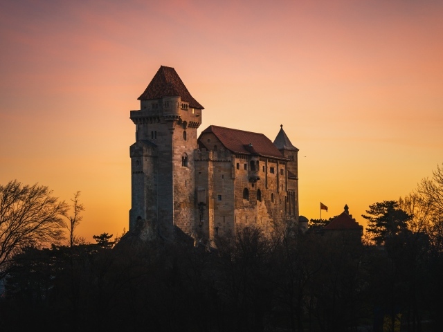 Старинный замок на закате, Австрия