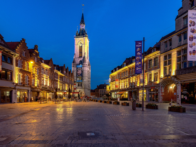 Старинные дома и башня ночью, город Турне. Бельгия