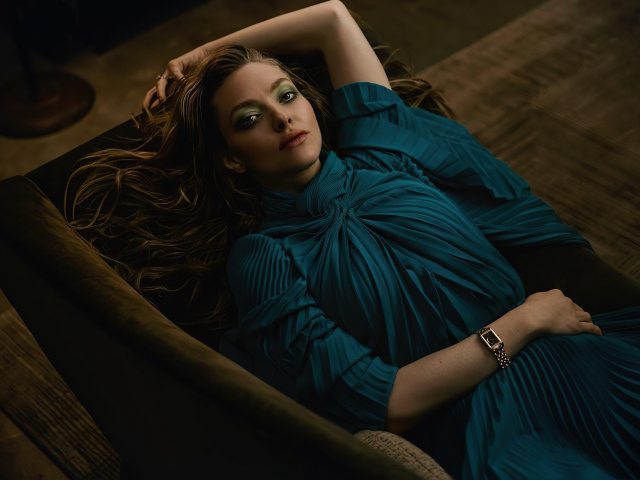 Актриса Аманда Сайфред в платье лежит на диване