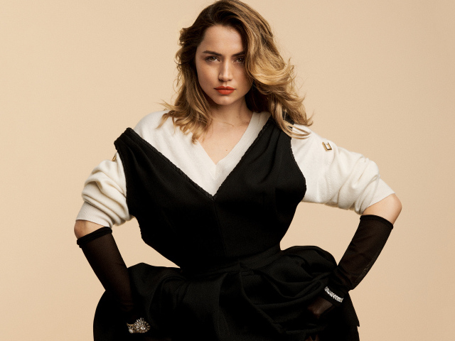 Актриса Ана де Армас в черном платье