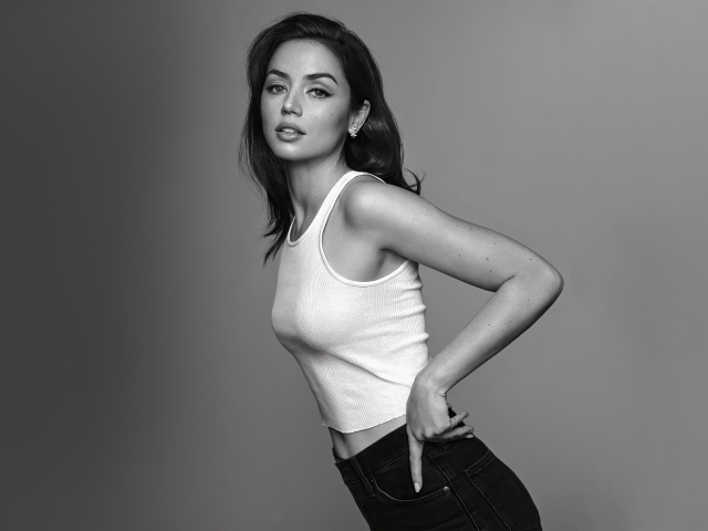 Актриса Ана де Армас в белой майке на сером фоне