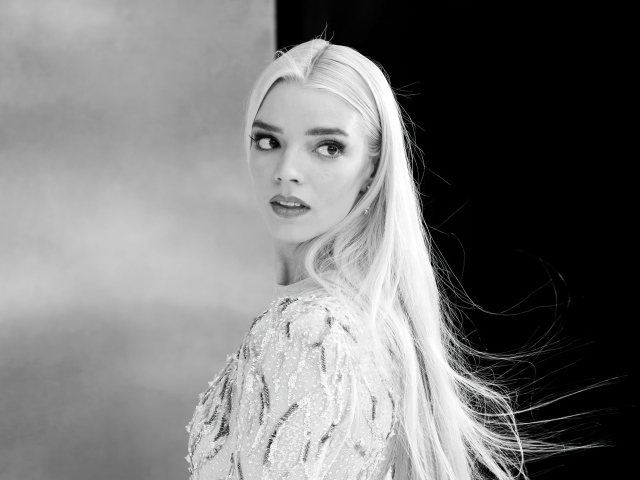 Актриса Аня Тейлор-Джой черно-белое фото