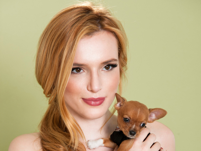 Актриса Белла Торн с маленькой собачкой