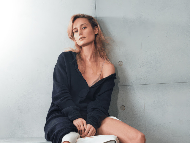 Актриса Бри Ларсон на фоне серой стены