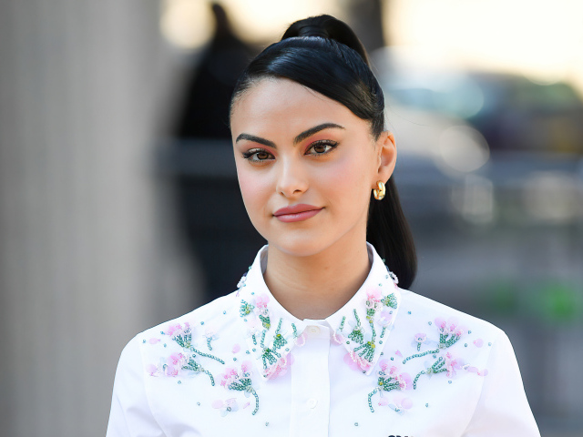 Актриса Камила Мендес в рубашке