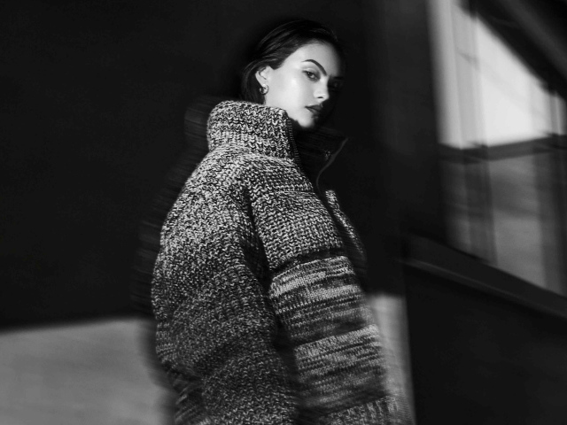 Актриса Камила Мендес в теплом свитере