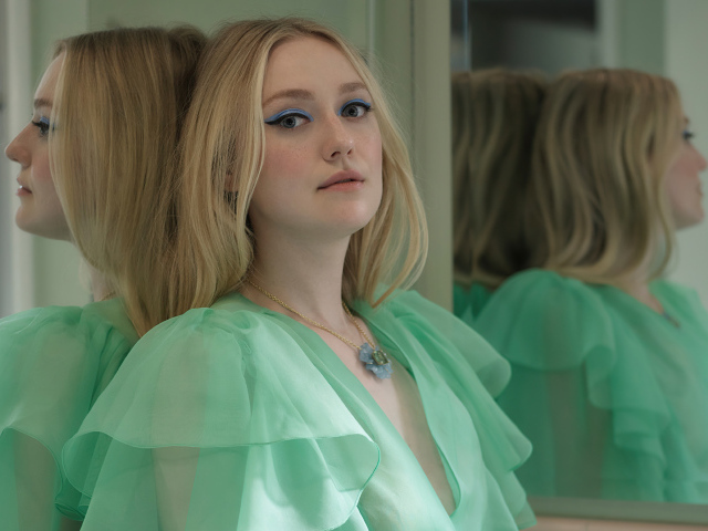 Актриса Дакота Фэннинг в зеленом платье