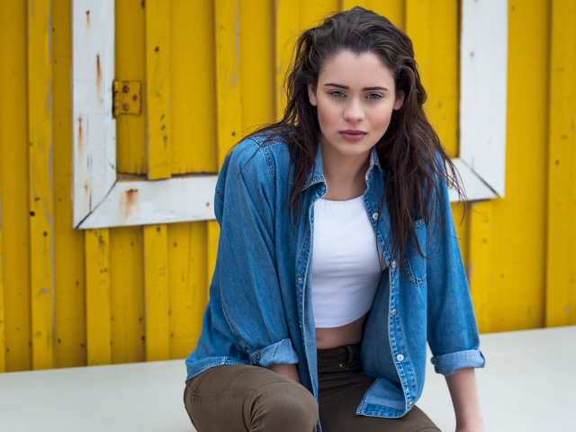 Актриса Даниэла Мелшиор в джинсовой куртке