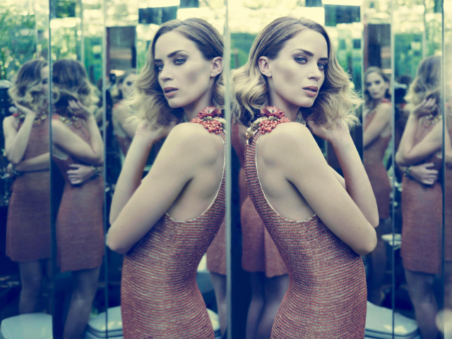 Актриса Эмили Блант отражается в зеркале