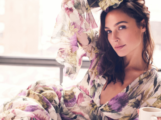 Актриса Галь Гадот в цветастом платье