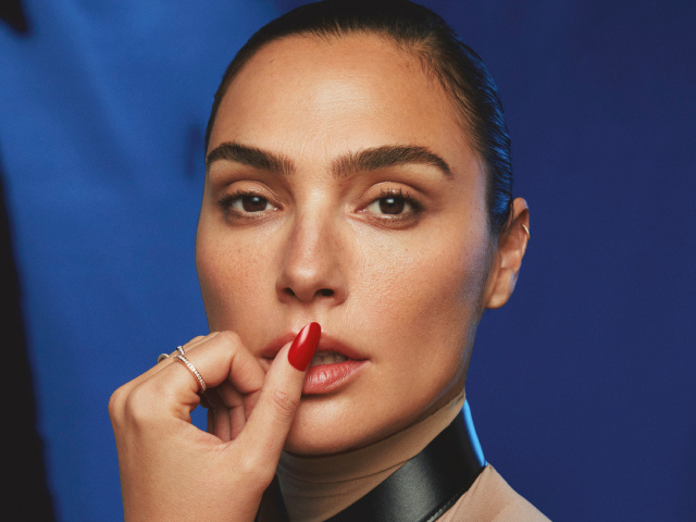 Красный маникюр у актрисы Галь Гадот