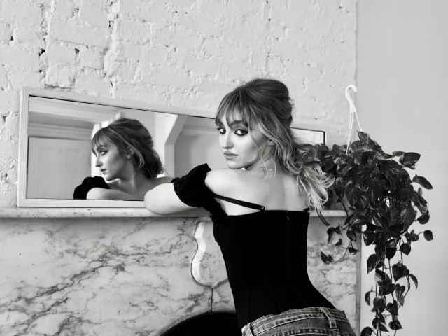 Актриса Гален Хоппер стоит у зеркала