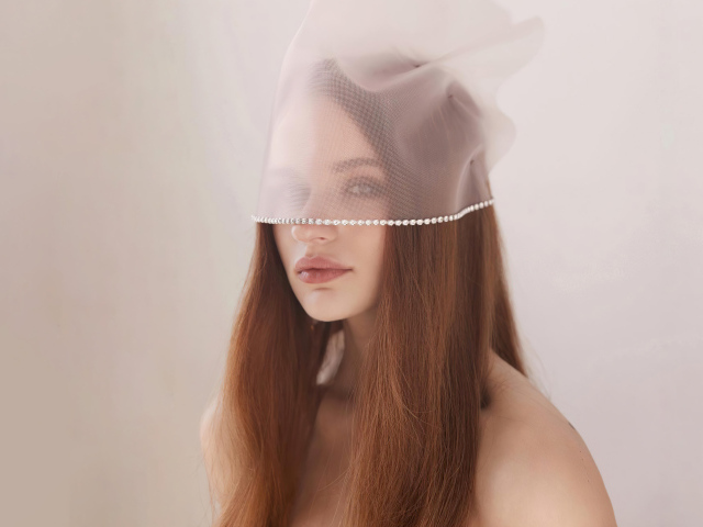 Актриса Джоуи Кинг с вуалью на лице