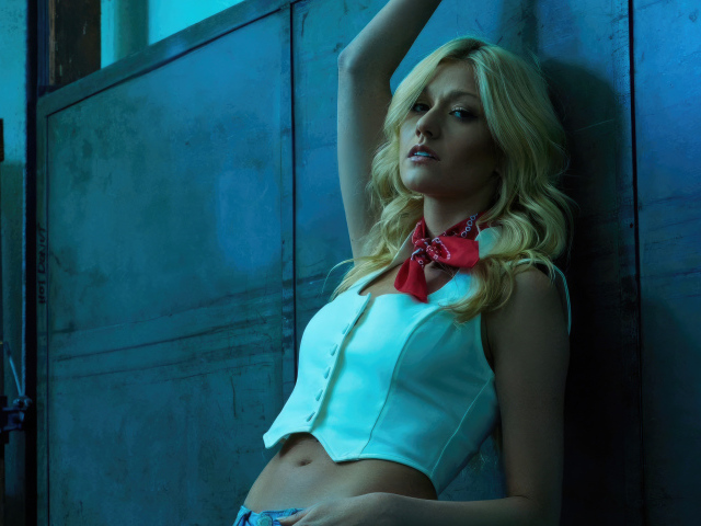 Актриса Кэтрин Макнамара стоит у стены в сумерках