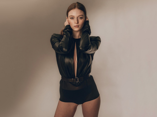 Актриса Ларсен Томпсон в черном костюме