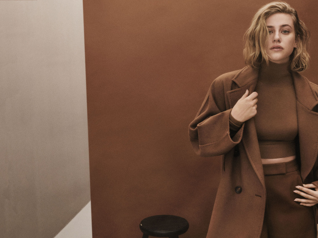 Актриса Лили Рейнхарт в коричневом пальто