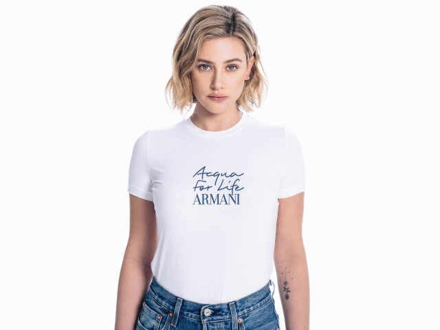 Актриса Лили Рейнхарт в футболке Армани