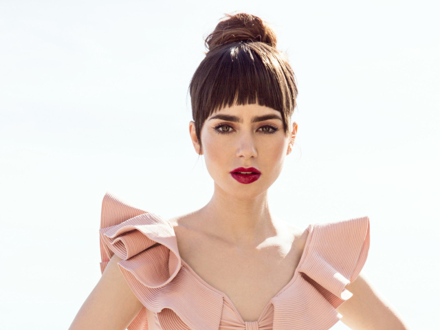 Актриса Лили Коллинз в розовом платье