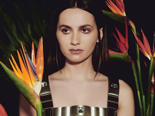 Актриса Мод Апатоу с цветами