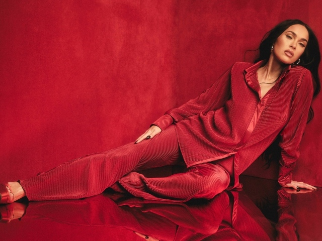 Актриса Меган Фокс в красном костюме