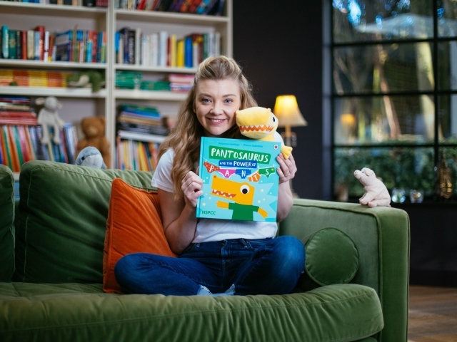 Актриса Натали Дормер  с книгой в руках на диване