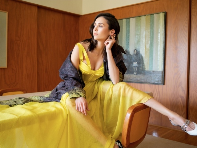 Актриса Нина Добрев в желтом платье