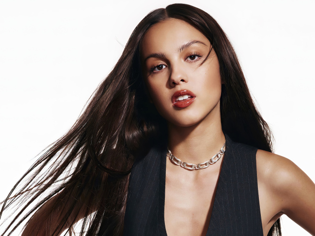 Актриса Оливия Родриго на белом фоне