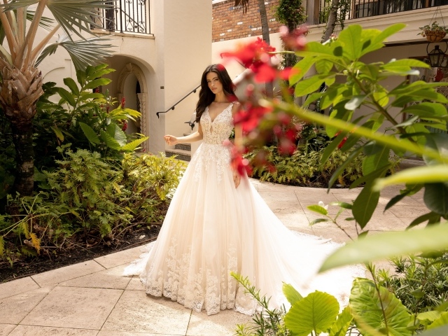 Актриса Рени Мерден в белом свадебном платье