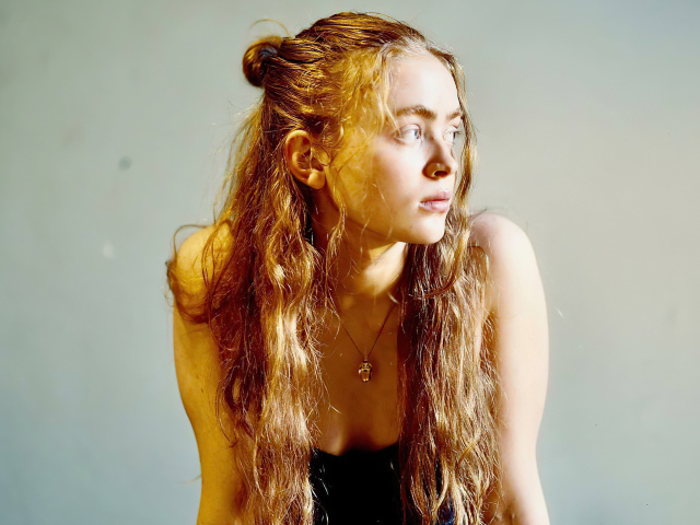 Актриса Сэди Синк на сером фоне