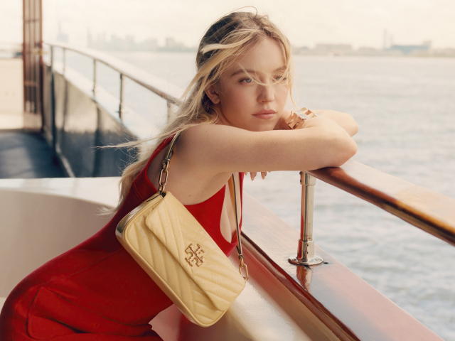 Актриса Сидни Суини в красном платье на корабле