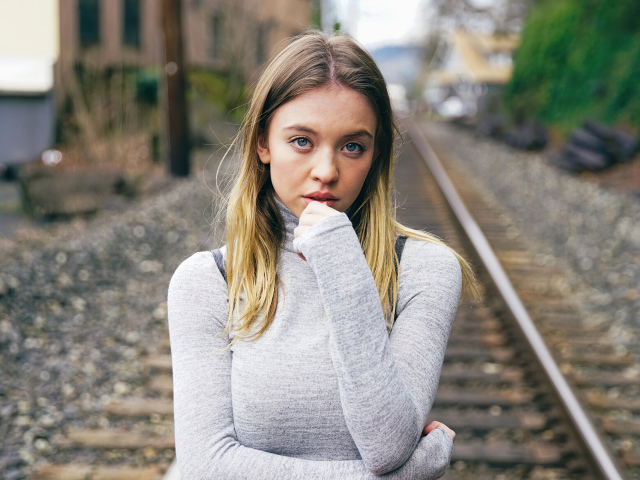 Актриса Сидни Суини стоит на рельсах