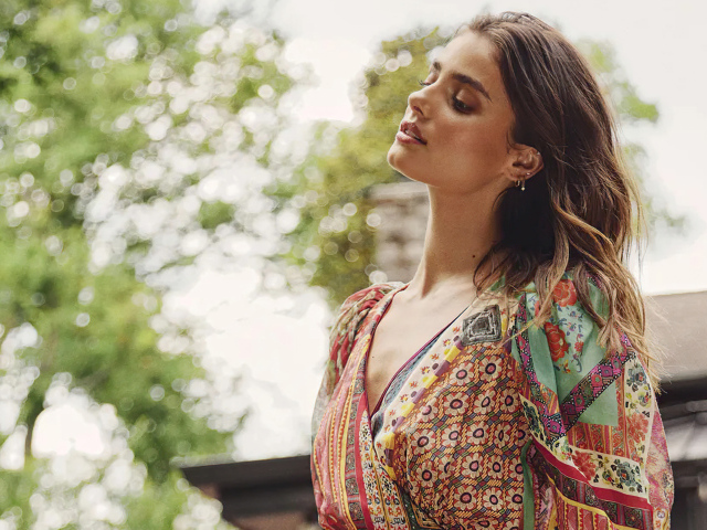 Актриса Тейлор Хилл в платье