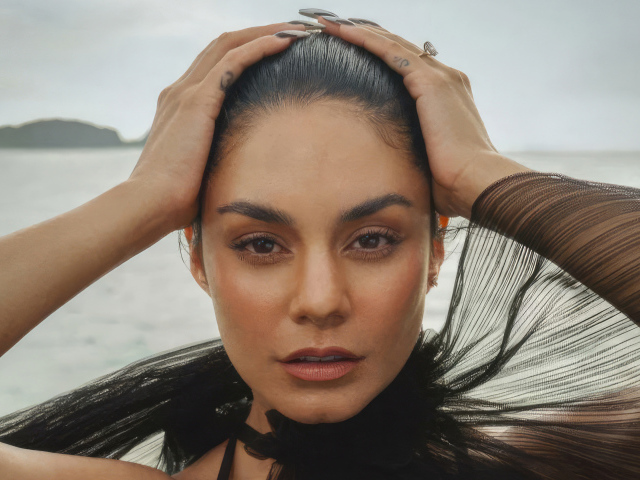 Актриса Ванесса Хадженс стоит в воде