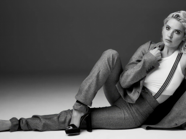 Американская актриса Эшли Бенсон в костюме лежит на полу